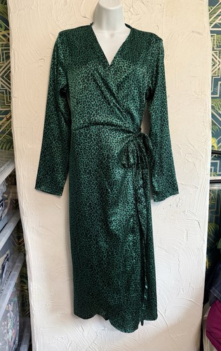 Dancing leopard green - dancing,
